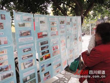 市民欣赏旅游门券（记者 熊文瑶 摄。）